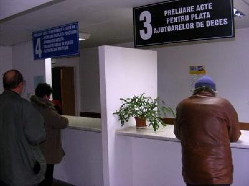 Barmaniţe înşelate de omul care voia să joace la "păcănele"