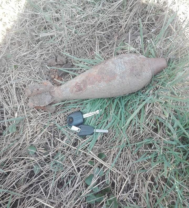 FOTO Un localnic din Bisericani a găsit un proiectil în grădină în timp ce îşi lucra pământul