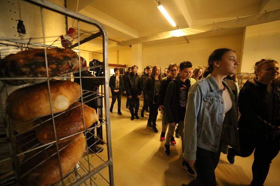 Şcolarii din Gheorgheni primesc cornuri de la o firmă din localitate