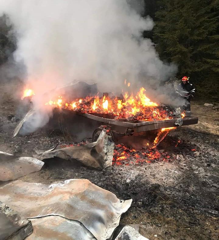 UPDATE FOTO Incendiu în apropiere de Topliţa. Doi oameni ajunşi la spital cu arsuri pe faţă şi pe mâini