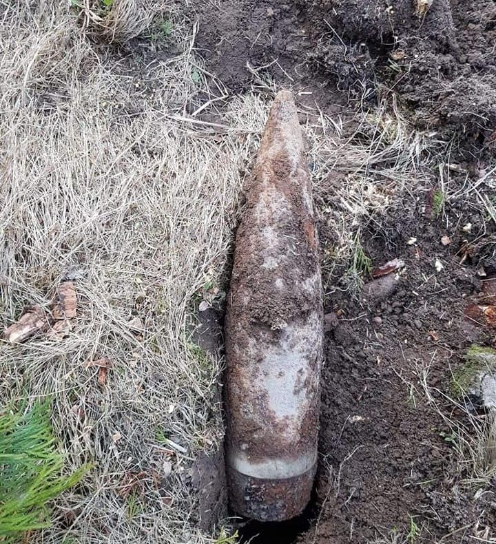 FOTO Un bărbat din Topliţa a găsit un proiectil în curte în timp ce săpa să planteze un pom