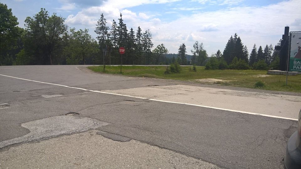 Se caută firmă care să reabiliteze drumul ce duce la Harghita Băi