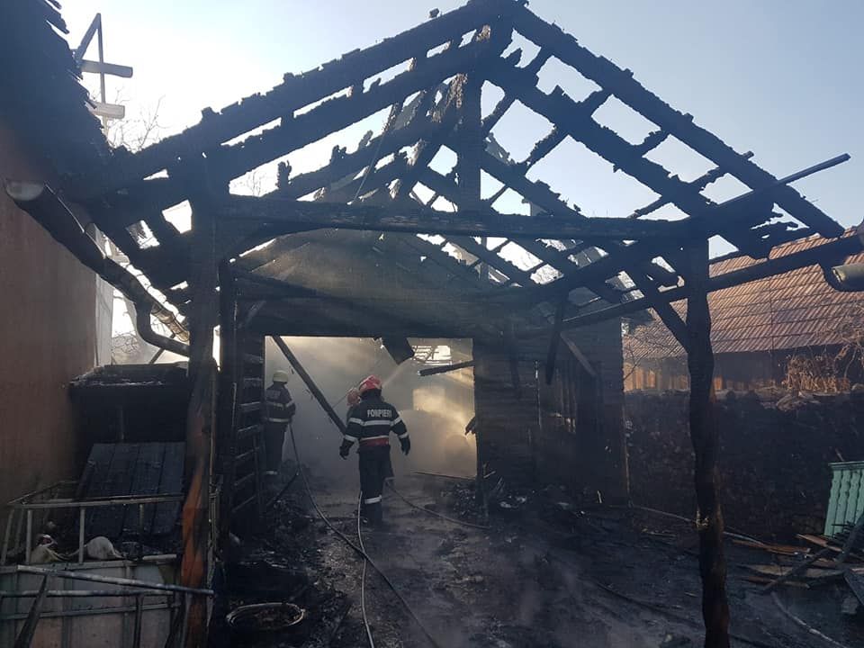 FOTO O anexă gospodărească a luat foc în Corund