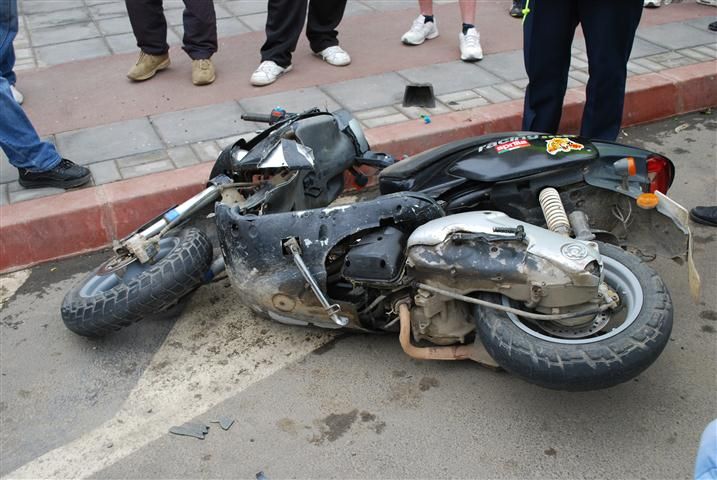 Beat şi fără permis, a căzut cu scuterul