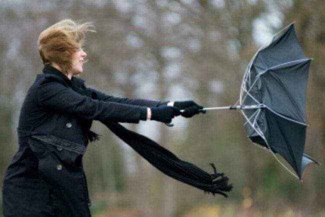 Tabla de pe un bloc din Miercurea Ciuc s-a desprins din cauza vântului