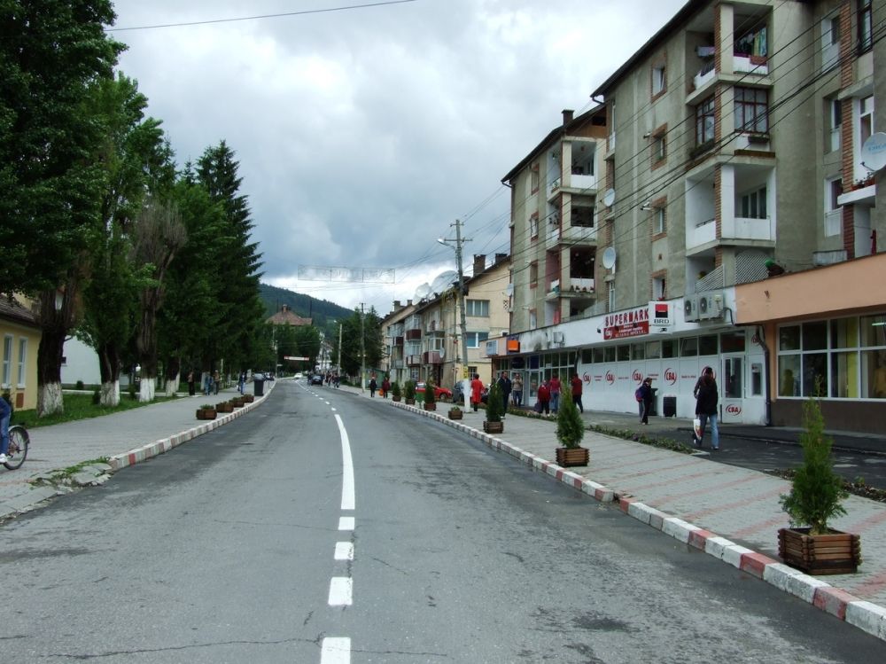 Mai multe gropi au apărut pe drumul principal din oarşul Bălan