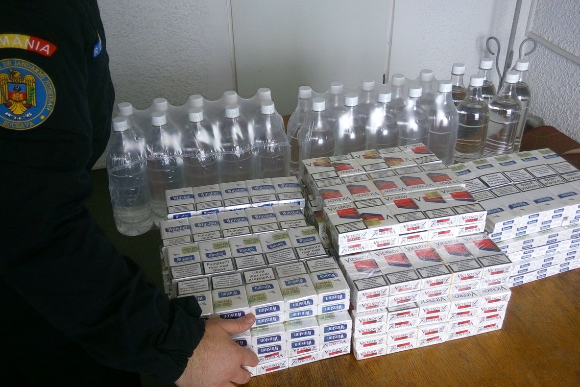 Băuturi alcoolice, ţigări şi produse cosmetice confiscate de poliţiştii harghiteni
