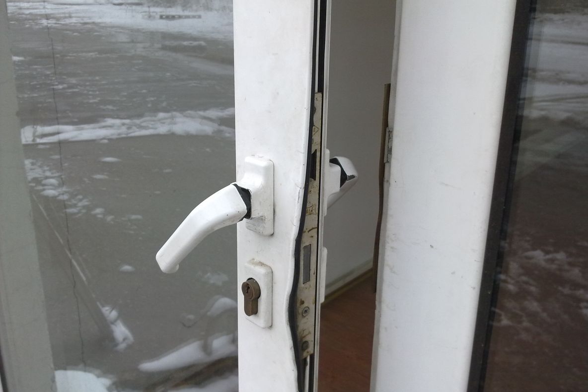 Tânăr din Borsec prins după ce a spart cel puţin opt case