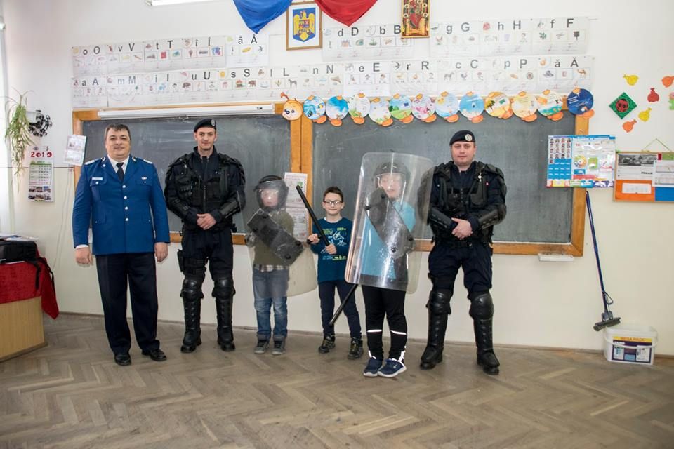 Jandarmii harghiteni şi-au prezentat activitatea, la "Şcoala altfel"
