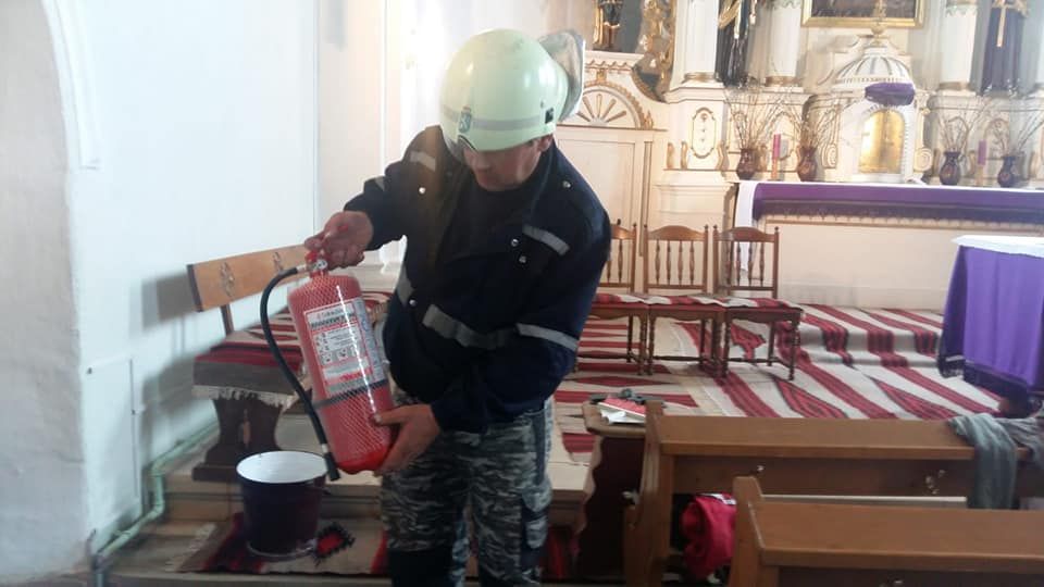Pompierii au controlat bisericile din Bălan şi Sândominic