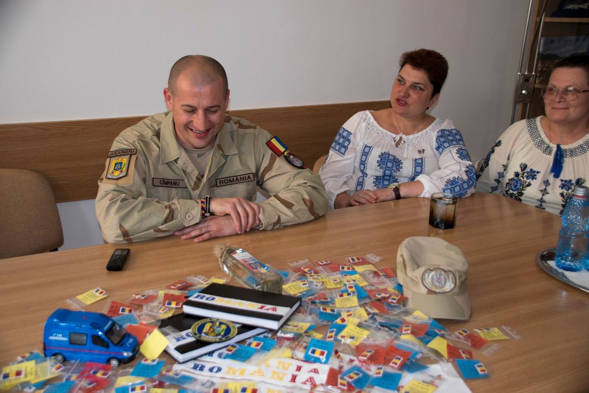 Un jandarm harghitean pleacă în Afganistan cu tricolorul românesc după el