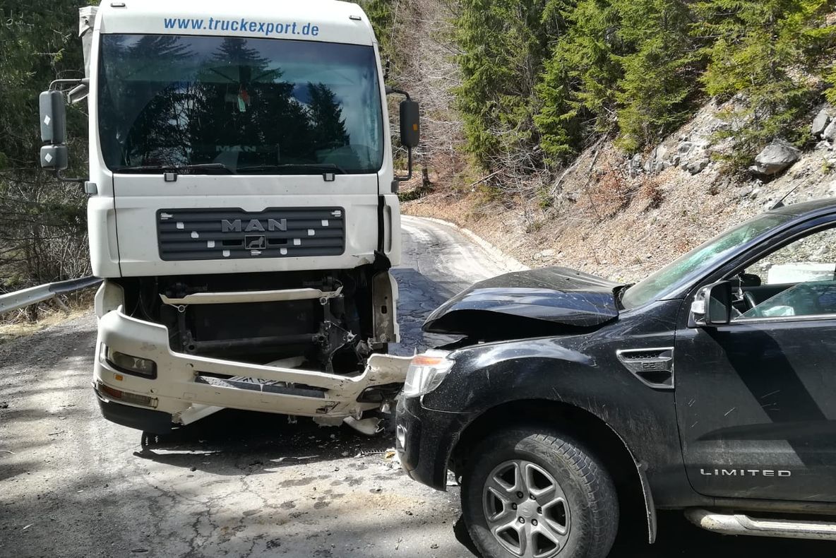 FOTO Accident spectaculos în apropiere de Praid. Un TIR implicat, o persoană rănită