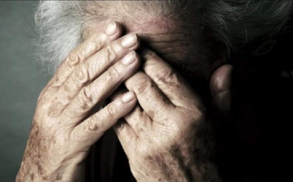 Un bărbat din Ditrău şi-a băgat bătrâna mamă în spital, după ce a lovit-o cu pumnul şi cu piciorul