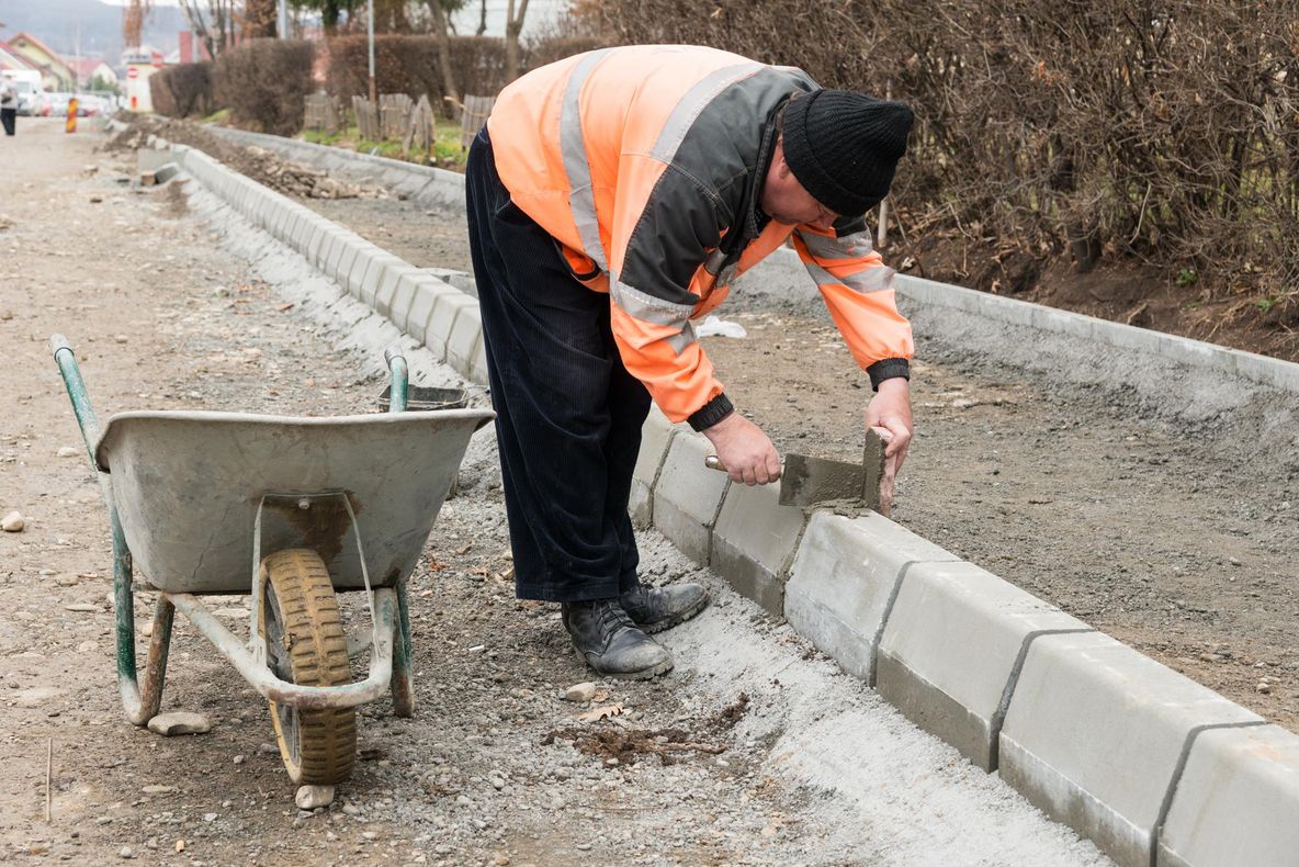 Nimeni nu vrea să repare trotuarele din Zetea