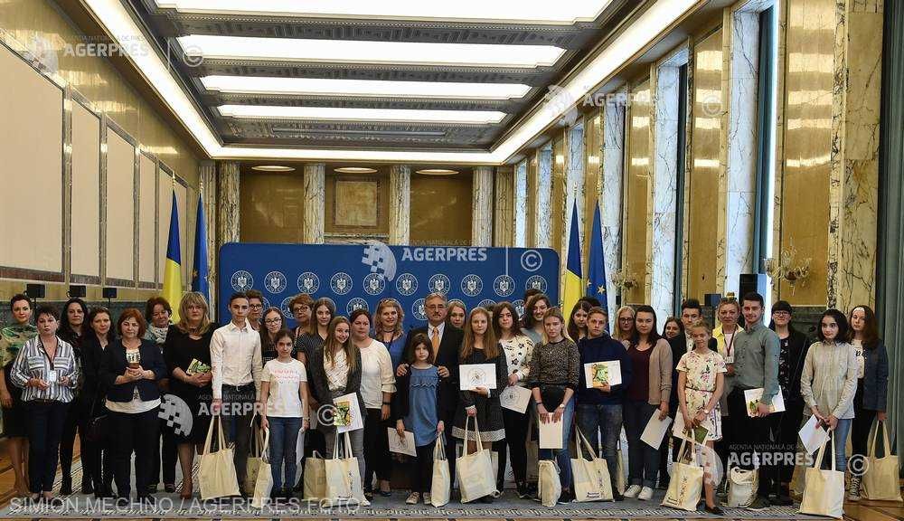 Elevii maghiari câştigători ai concursului de limbă română, premiaţi la Palatul Victoria