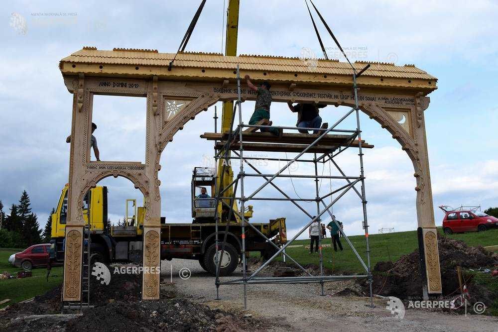 O poartă secuiască a fost amplasată în preajma altarului de la Şumuleu Ciuc