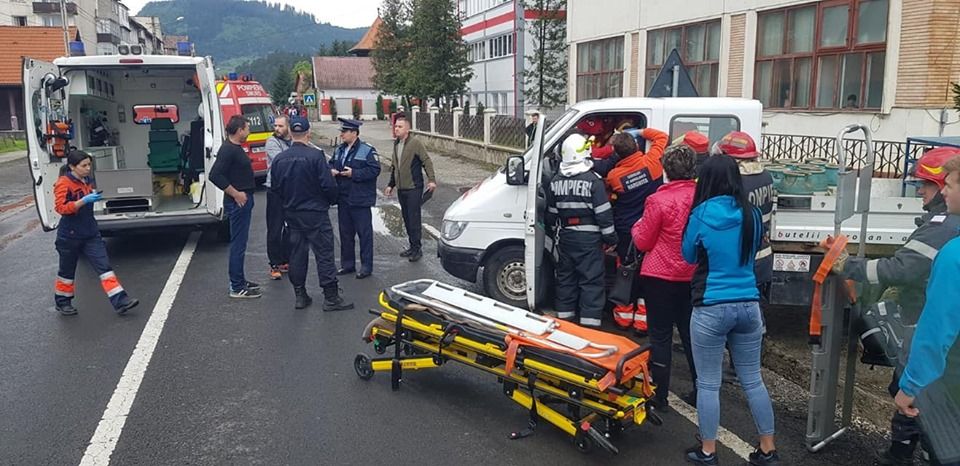 UPDATE FOTO Camion plin cu butelii de aragaz implicat într-un accident, la Topliţa