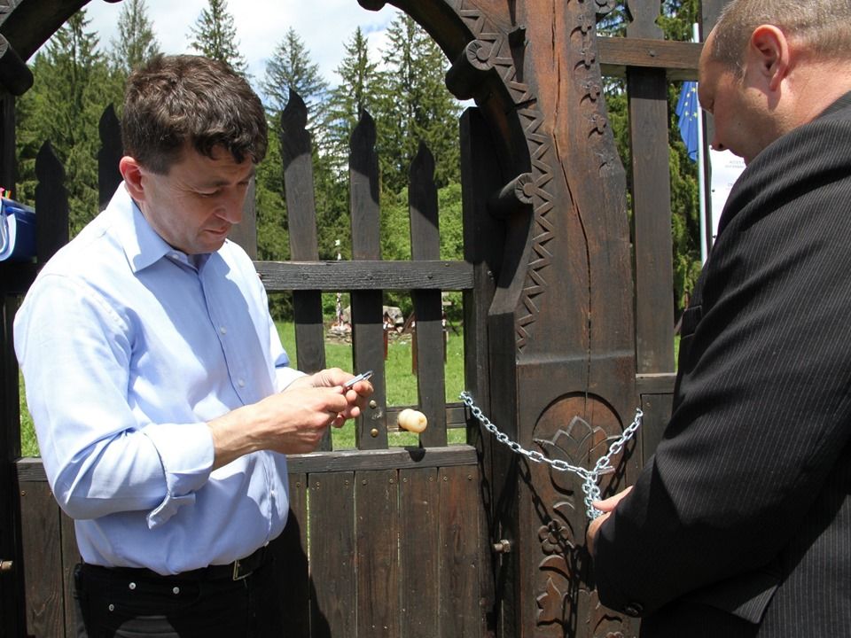 Prefectura Harghitei a atacat în instanţă decizia de a închide cimitirul din Valea Uzului