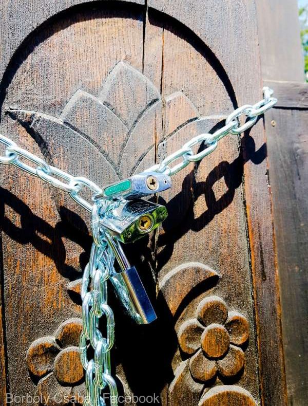 Borboly Csaba şi primarul din Sânmartin au pus lacăt pe cimitirul din Valea Uzului