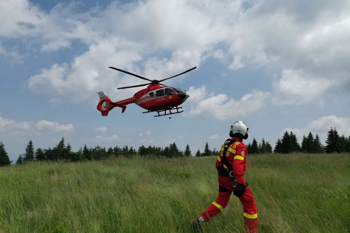 UPDATE FOTO: Un avion s-a prăbușit în Harghita. Unul dintre pasageri a fost luat de un elicopter SMURD