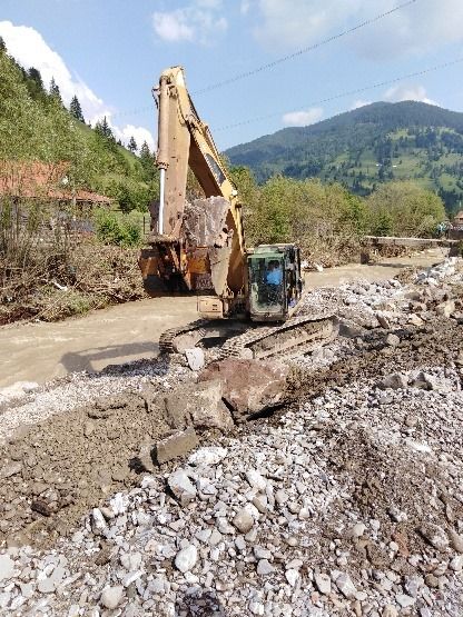 FOTO Au început lucrările pe DJ 127A, drumul rupt de apă la Valea Rece