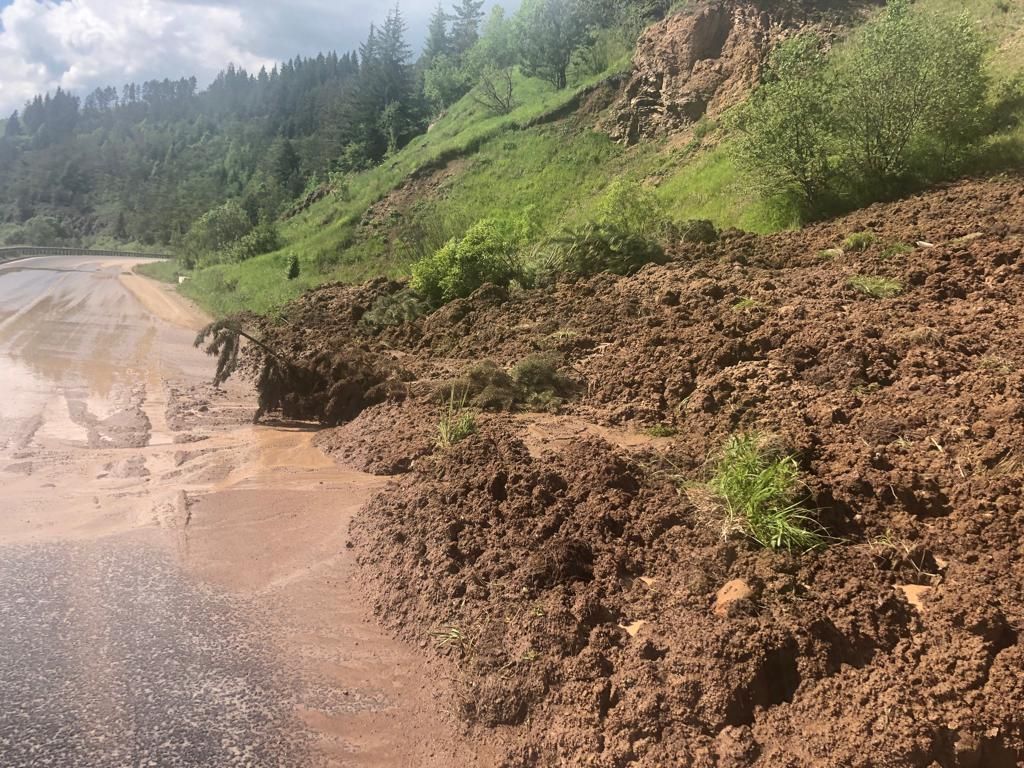 FOTO Alunecări de teren pe DN 12, în zona Sărmaş