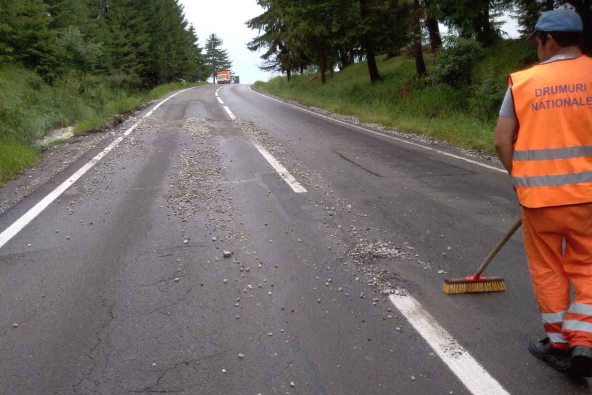 VIDEO Drumul dintre Homorod şi Satu Mare, în Harghita, s-a inundat