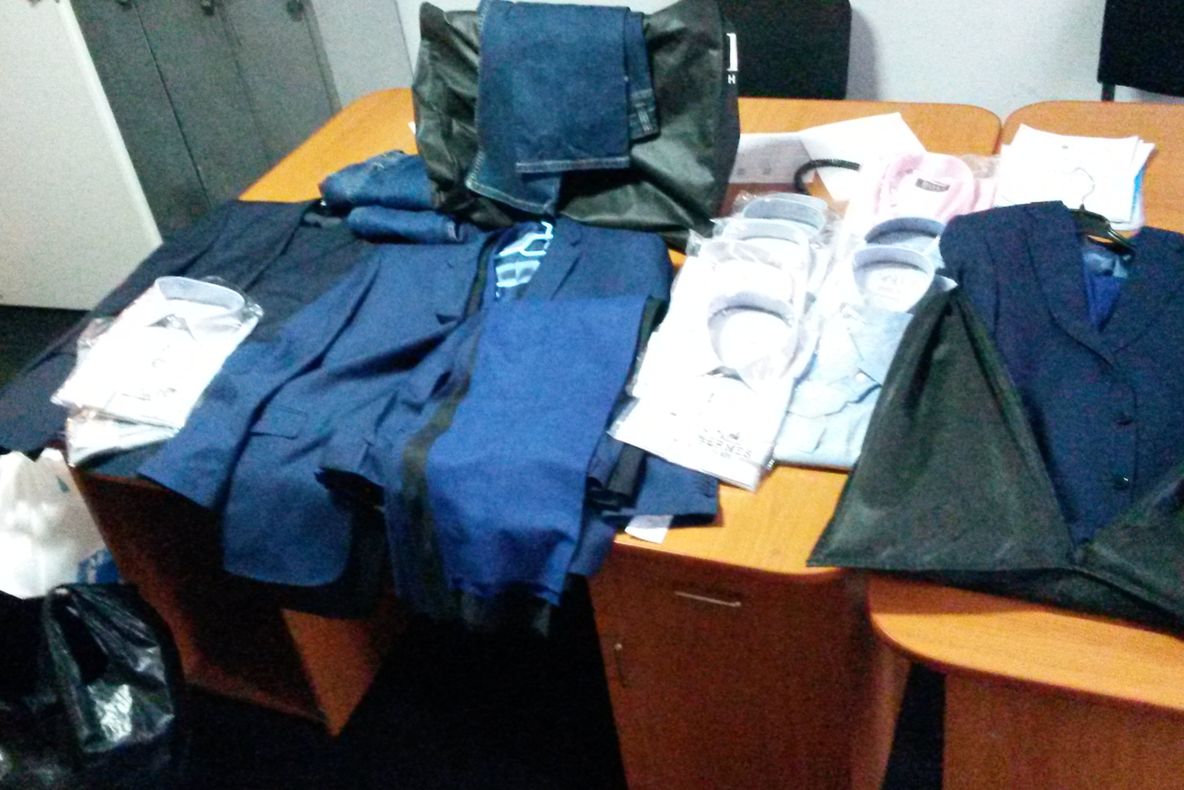 Peste 200 de haine și perechi de încălțăminte contrafăcute, confiscate la Toplița