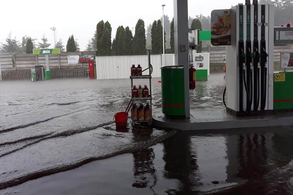 FOTO Mai multe beciuri inundate în Miercurea Ciuc, afectat şi un restaurant