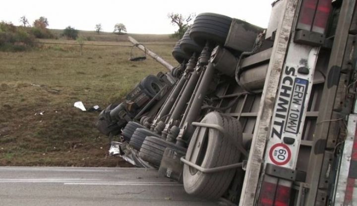 Un camion plin cu cărbuni s-a răsturnat, la Corbu