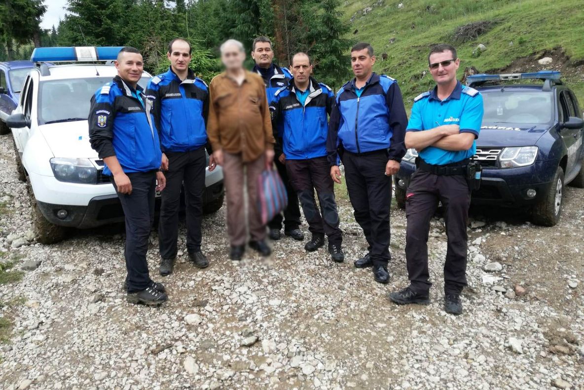 FOTO Un bărbat care s-a rătăcit pe munte a fost salvat de jandarmii montani de la Lacu Roșu