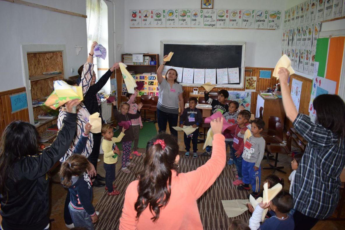 Zeci de copii din familii sărace participă la "Atelierele de Vară Şotron"