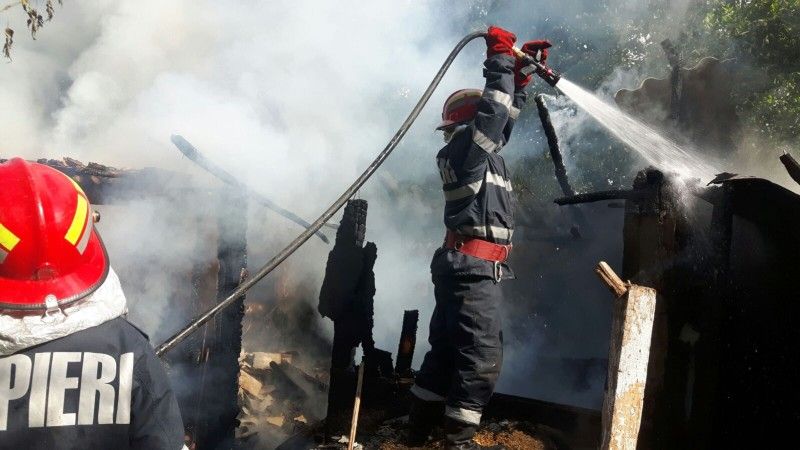 UPDATE: Incendiu la Topliţa. Au ars 3 maşini. Între flăcări s-au aflat 175 de butelii pline cu gaz