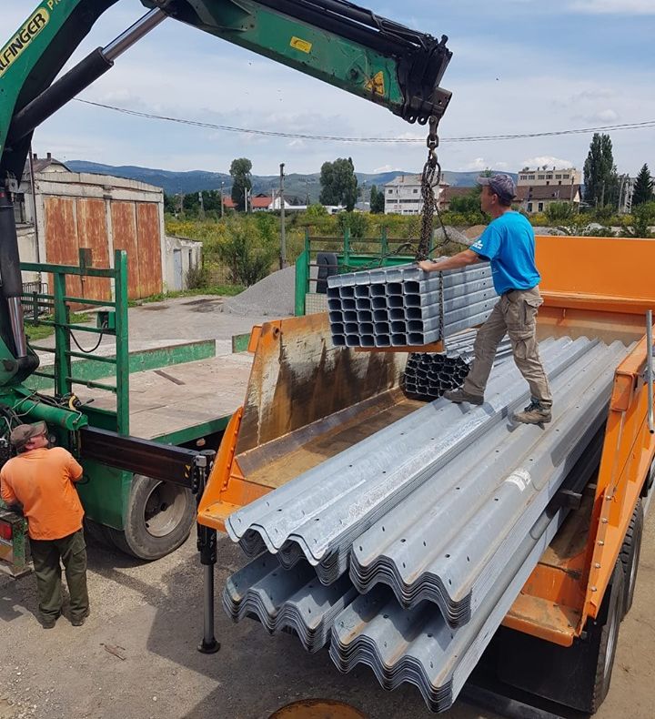 FOTO: Se montează parapete metalice pe derumurile naţionale din Harghita