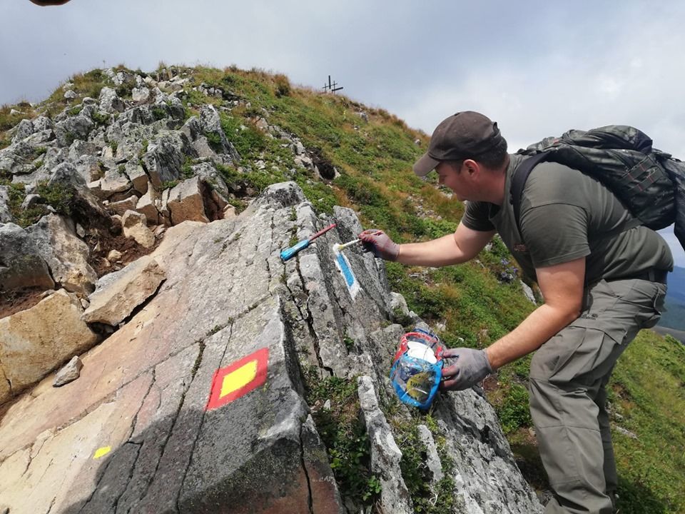 FOTO A fost refăcut marcajul în Parcul Naţional Călimani