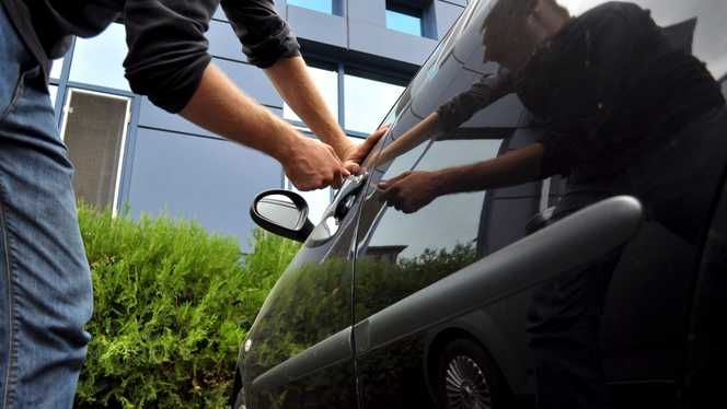 Un tânăr a furat o maşină dintr-un service auto, din Miercurea Ciuc