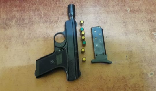 Un bărbat din Gheorgheni a găsit un pistol în timp ce făcea curat