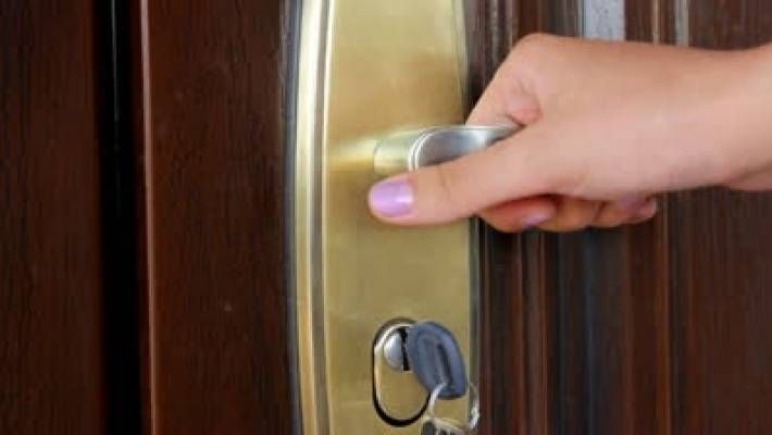 Două femei au furat 3.400 de lei de la o bătrână, apoi au încuiat-o în casă pentru a nu reclama fapta