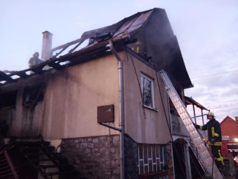 FOTO Incendiu violent la o casă din comuna Lăzara