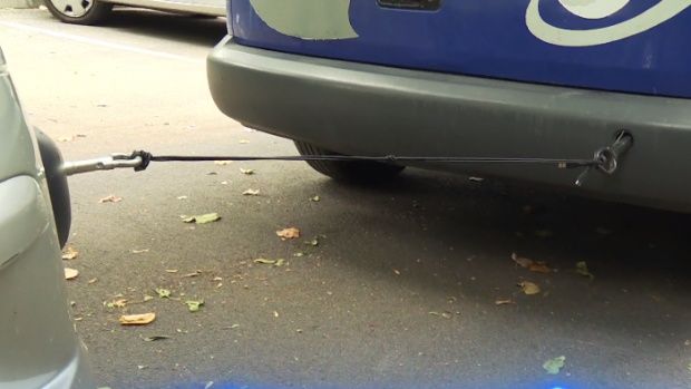 Obstacol pe trecerea de pietoni, la Miercurea Ciuc. S-a împiedicat de frânghia cu care era tractată o maşină.