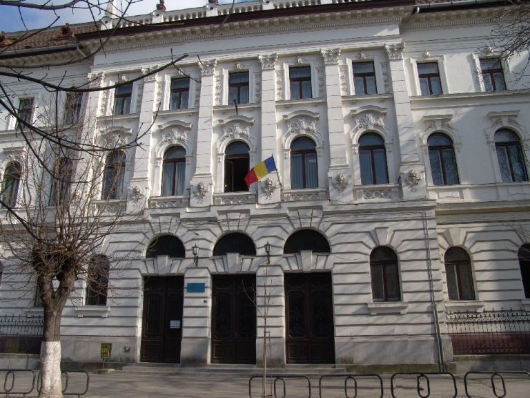 Doi ani de închisoare cu suspendare, pentru dare de mită, a primit o femeie din Harghita