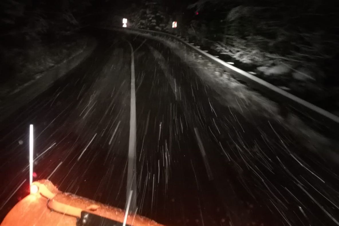 FOTO A venit iarna pe drumurile din Harghita