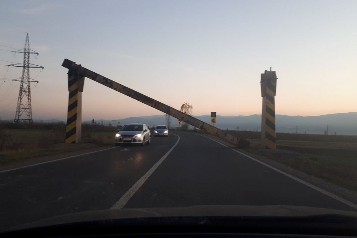 FOTO Un limitator de înăţime a căzut pe şosea, între Miercurea Ciuc şi Ciceu