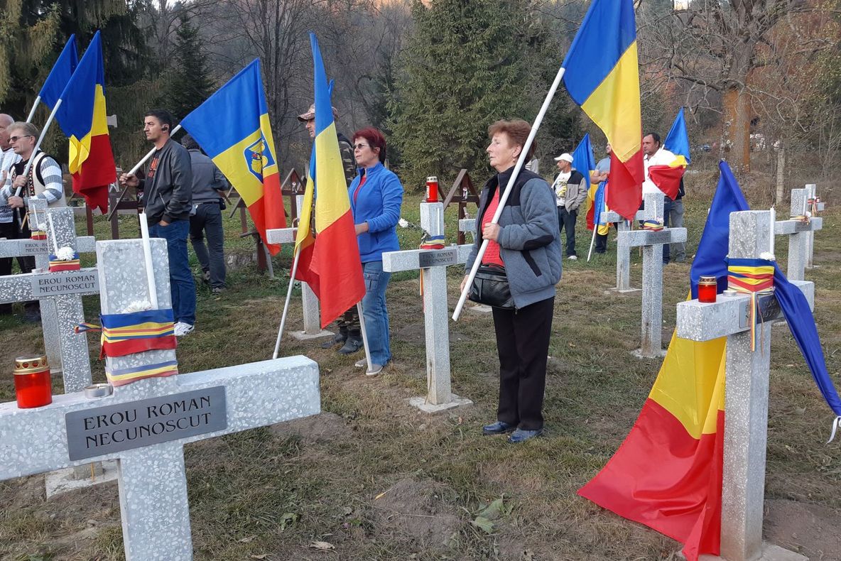 600 de oameni au sărbătorit Ziua Armatei Române în cimitirul de la Valea Uzului