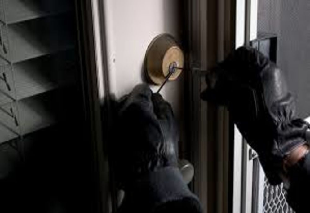 Operațiune de amploare: reținuți în trafic, cu chei false pentru deschiderea yalelor de apartament