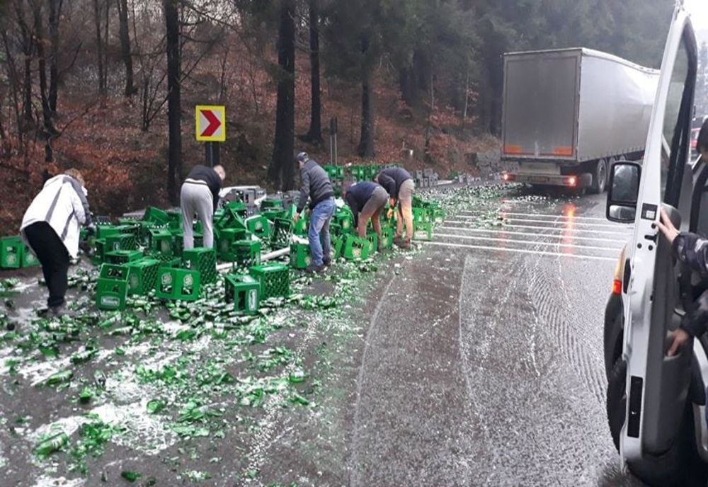 FOTO. Zeci de lăzi cu bere împrăștiate pe șosea, la ieșirea din Tușnad Băi