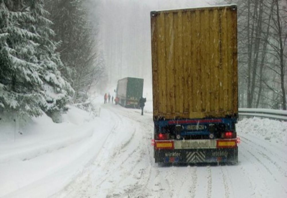 Trafic de coșmar, în condiții de iarnă. Mașini blocate în nămeți