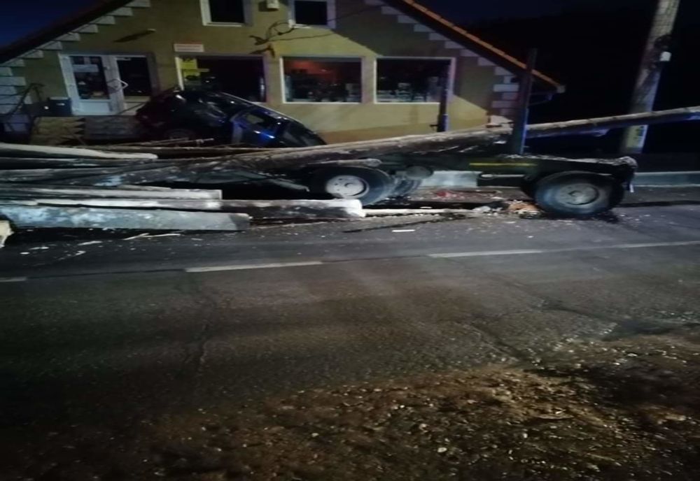 FOTO/VIDEO: Un mort și doi răniți după ce un camion cu bușteni a intrat într-o mașină parcată la Lunca de Sus