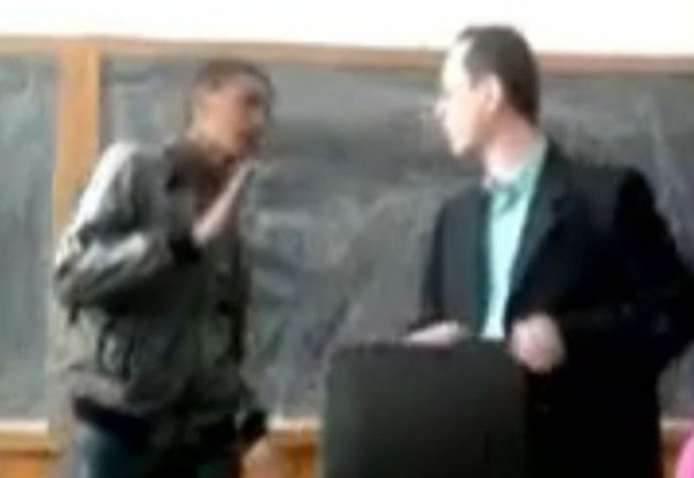 Amenzi de până la 3.000 de lei sau chiar închisoare pentru ofensarea profesorilor sau acte de violență fizică asupra acestora