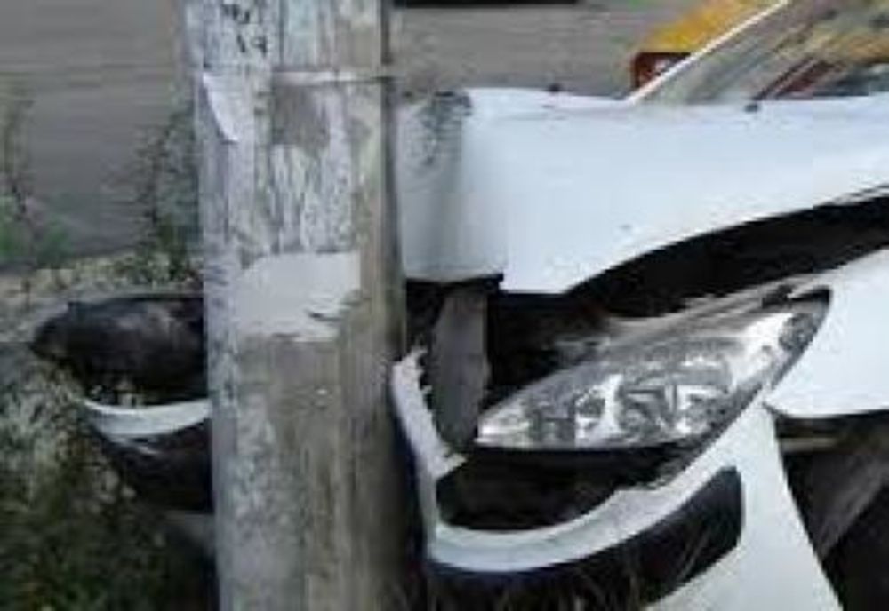 Băcăuan accidentat ușor în județul Harghita, după ce a intrat cu mașina în stâlp